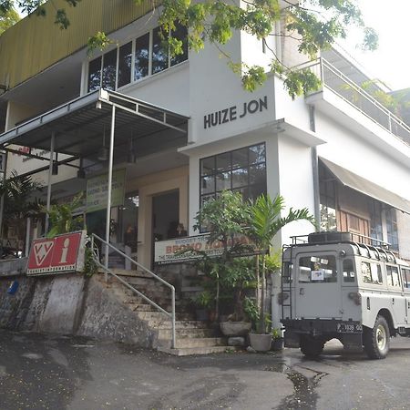 Huize Jon Hostel Malang Bagian luar foto